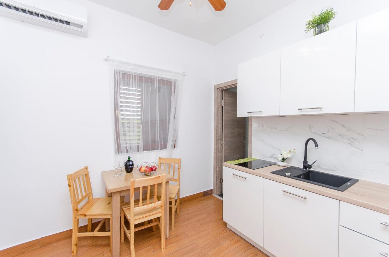 Apartments Katarina Pirovac Buitenkant foto